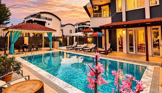 Luxury Private Pool Villa–5 min to Land of Legends