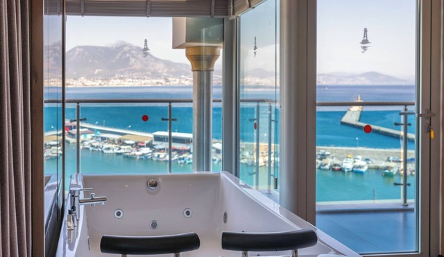 Numa Port Hotel
