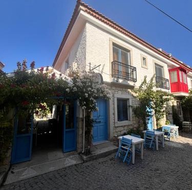 Paris Alaçatı Butik Otel