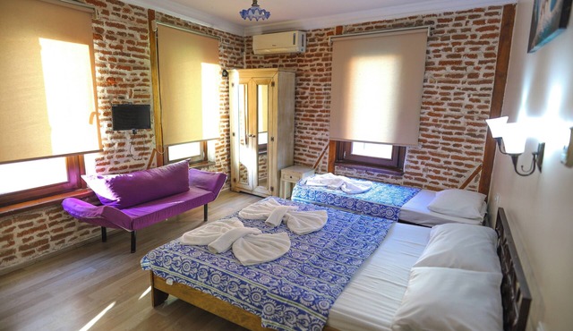 Rengarenk Pansiyon in Ayvalik
