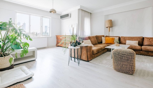 Serene Flat w RefreshingView 7 min to Trump Towers