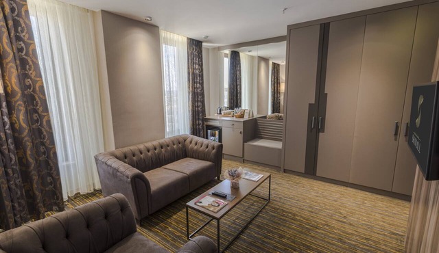 Shimall Deluxe Hotel