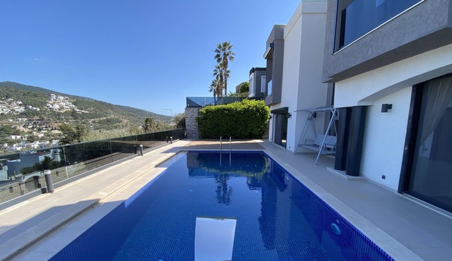 Sleeps 6, Villa w/ Private Pool and Modern Design - AWZ 302