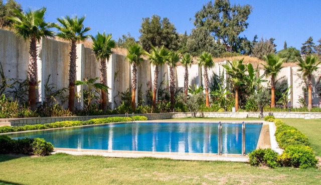 Superb Flat near Sea with Shared Pool in Cesme