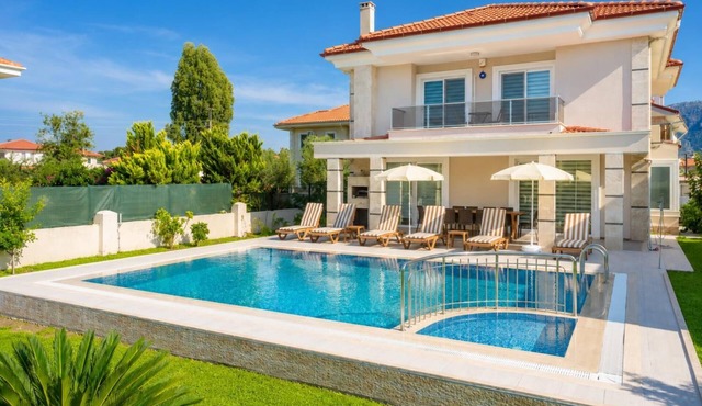 Villa Ozcelik - Five Bedroom Villa, Sleeps 10