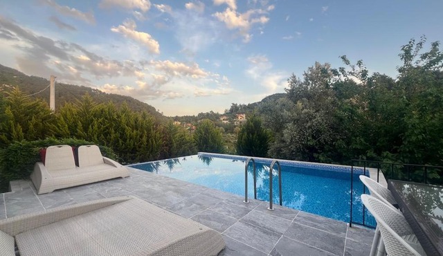 Villa Rose Garden with Private Pool And Jacuzzi