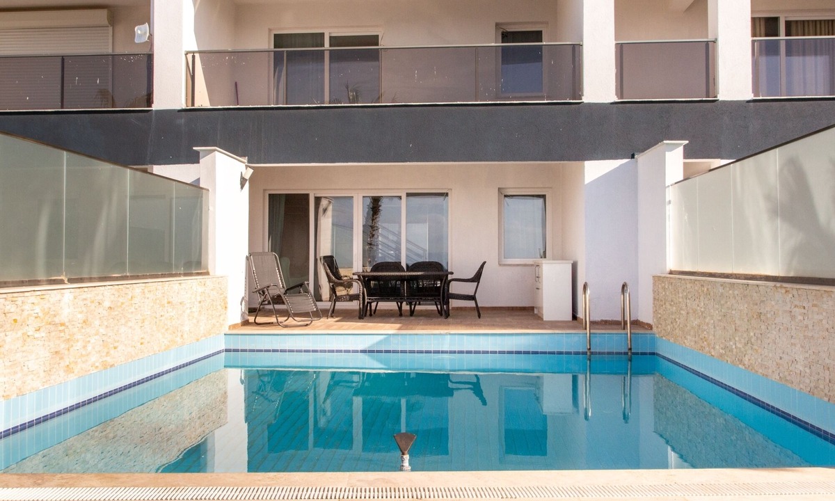 Kusadasi City Centre Apartment | Spacious Flat with Pool in Kusadasi