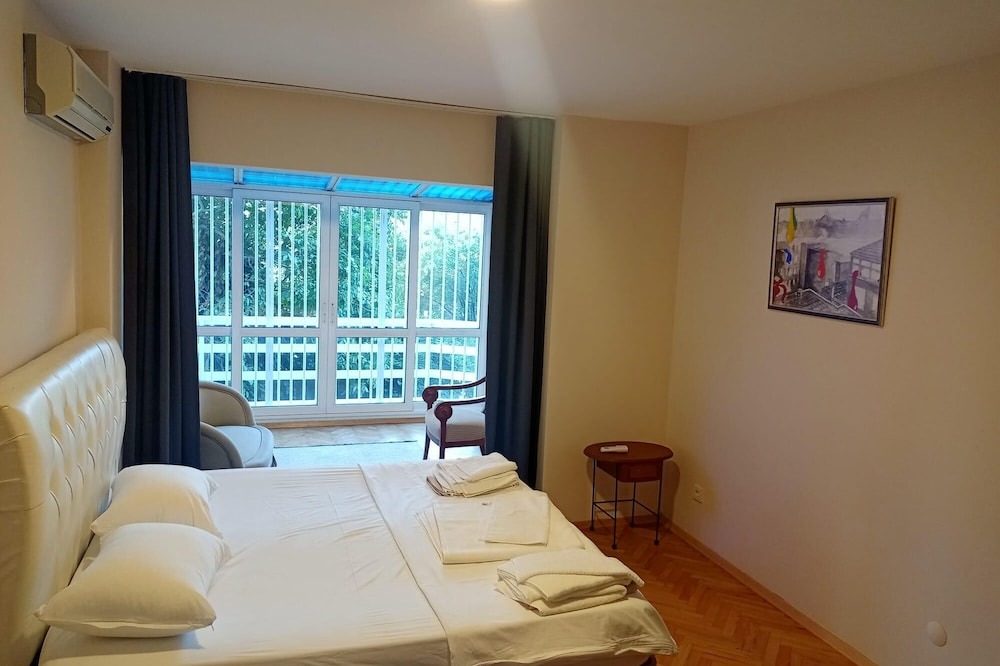 Arnavutkoy Apartment | Flat with Garden 10 min to Bebek Shore