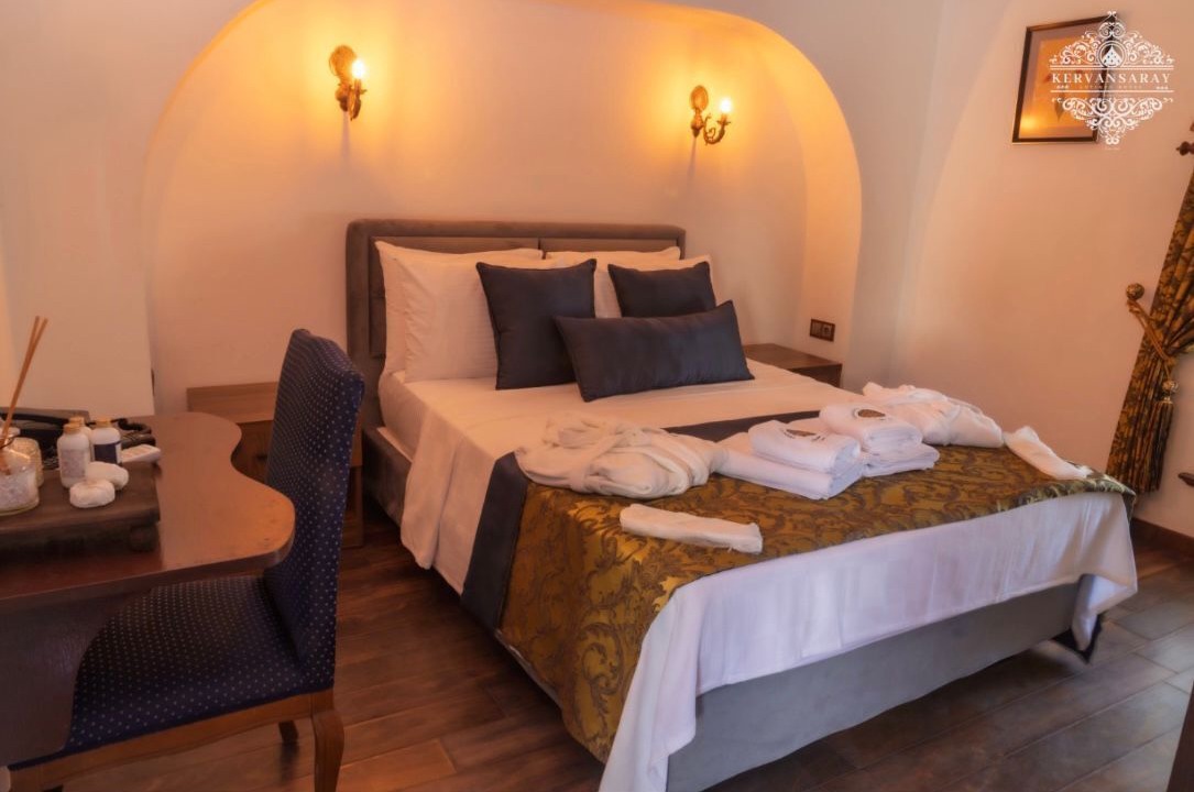 Cesme Hotel | Çeşme Merkezde Marina Karşısı Tarihi Kervansaray Antique Hotel