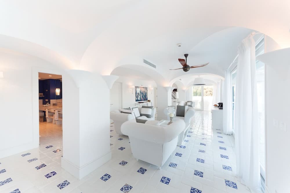 Photo of Livingroom in Golturkbuku