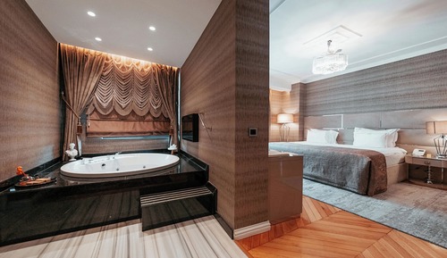 Deluxe Studio Suite, Jetted Tub