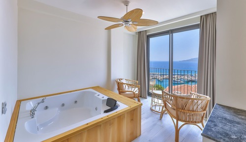 Deluxe Room with Sea View and Jacuzzi