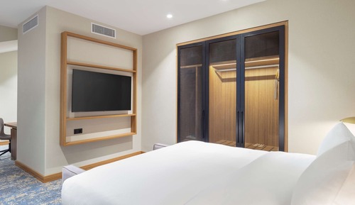 Junior Suite, 1 King Bed with Sofa bed, Mountain View
