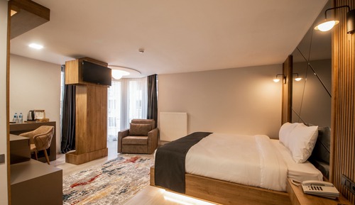 Deluxe Suite, City View, Corner