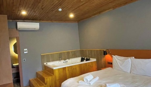 Luxury Room (luxury room with jetted tube)