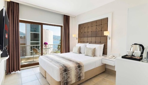 Standard Double or Twin Room, Partial Sea View
