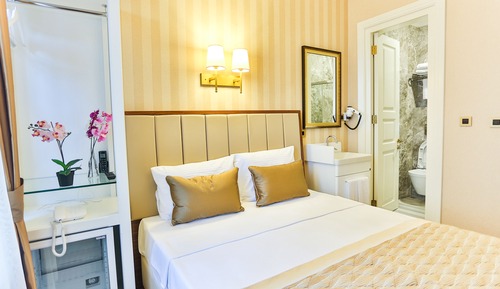 Economy Double Room, 1 Queen Bed, Non Smoking, Private Bathroom