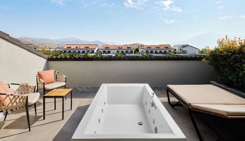 Honeymoon Suite