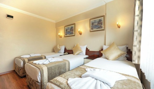 TRIPLE ROOM