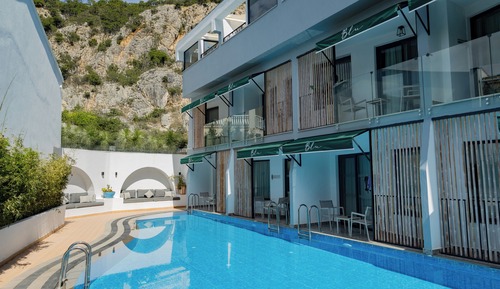 Swim-Up Room Sharing Pool