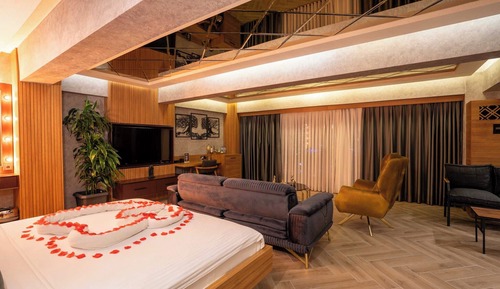 Deluxe Suite, Jetted Tub