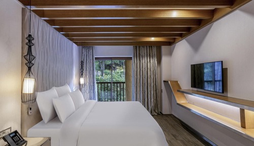 Suite, 1 King Bed, Garden View (Legendary)