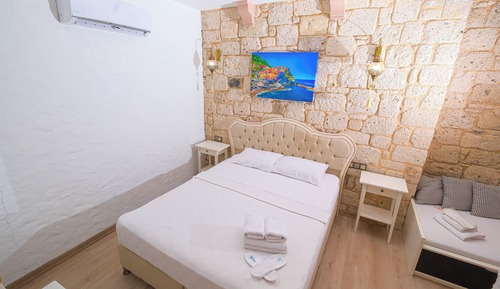 Standard Double Room (Canarino)
