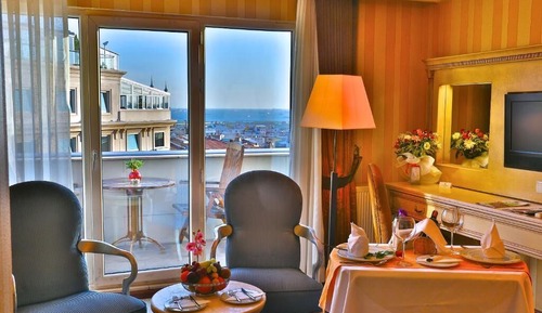 Junior Suite, City View