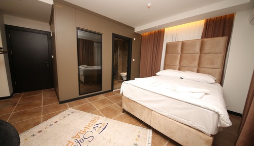 Comfort Studio, 1 Queen Bed, Private Bathroom, Courtyard View