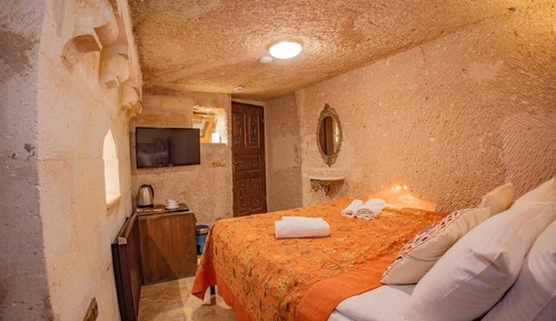 107 Shahmeran Cave Room