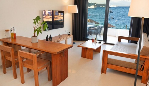 Executive House, 2 Bedrooms, Sea View, Beachfront