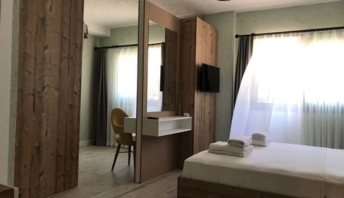 Standard Room, 1 King Bed, Garden View