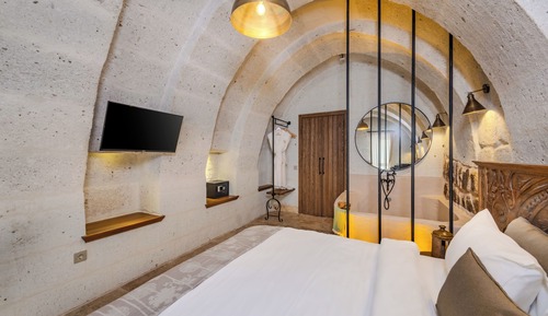Arched Suite with Bathtub