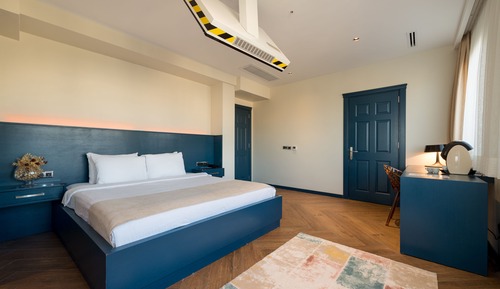 Suite (Connecting to Corner Suite Room)
