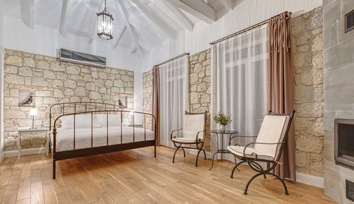 Deluxe Studio Suite, Fireplace, Pool View
