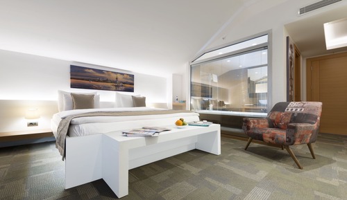Business Suite, 1 King Bed, Balcony, Hill View