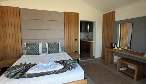 Standard Studio Suite, Partial Sea View