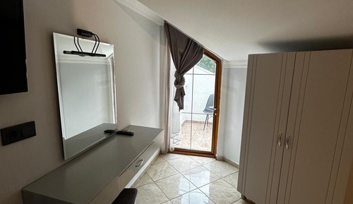 Economy Room, Balcony