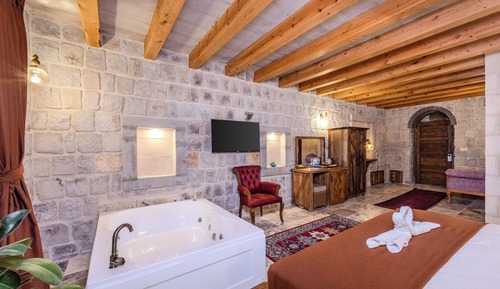 Deluxe Honeymoon Room