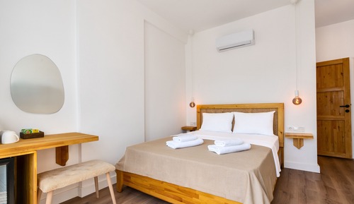 Deluxe Double Room, Garden View 302