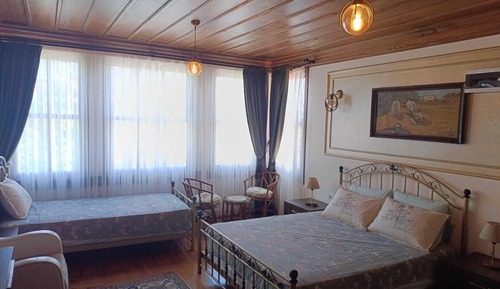 Deluxe Studio
