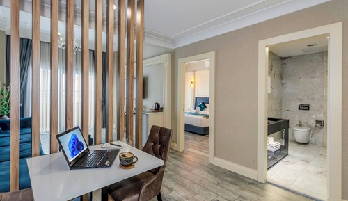 Deluxe Suite, Balcony