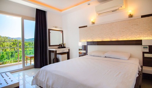 Double Room with Partial Sea View