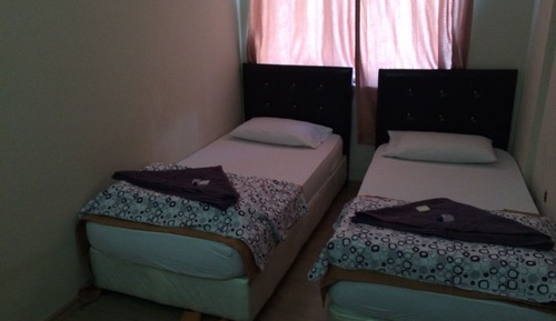 Economy Twin Room, 2 Twin Beds, Shared Bathroom
