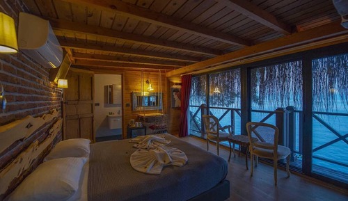 Honeymoon Suite - Sea View