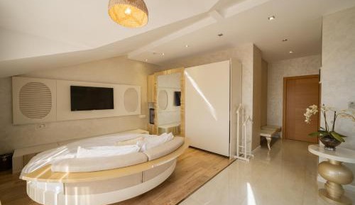 Queen Room with Spa Bath