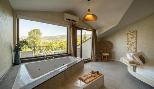Queen Room with Spa Bath