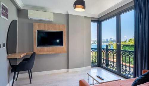 Deluxe Double Room with Side Sea View