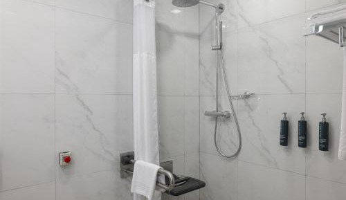 Queen Room with City View - Disability Access