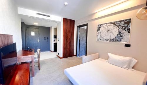 Suite with Mountain View